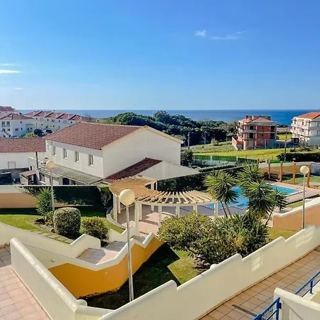 ホームステイ Peniche Master Bedroom With Sea View Balcony, Private Bathroom, Shared Kitchen, Swimming Pool, Surfing *