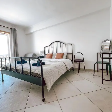 Peniche Master Bedroom With Sea View Balcony, Private Bathroom, Shared Kitchen, Swimming Pool, Surfing منزل للإقامة اتوغويه ده باليه