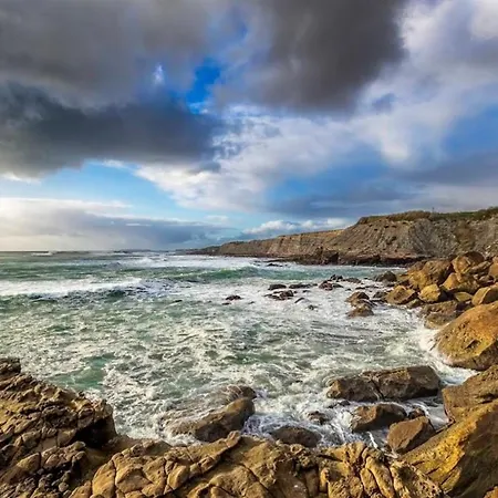 Peniche Master Bedroom With Sea View Balcony, Private Bathroom, Shared Kitchen, Swimming Pool, Surfing ホームステイ *