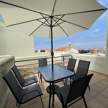 ホームステイ Peniche Master Bedroom With Sea View Balcony, Private Bathroom, Shared Kitchen, Swimming Pool, Surfing *