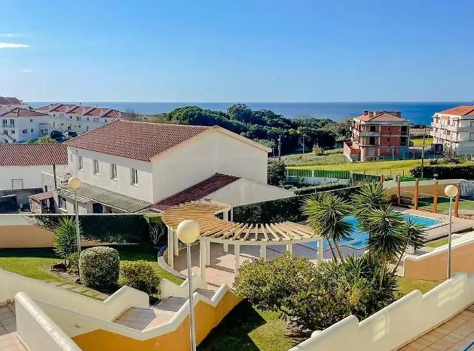 ホームステイ Peniche Master Bedroom With Sea View Balcony, Private Bathroom, Shared Kitchen, Swimming Pool, Surfing *