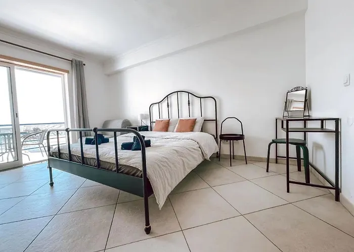 Peniche Master Bedroom With Sea View Balcony, Private Bathroom, Shared Kitchen, Swimming Pool, Surfing 홈스테이 아토우기아다발레이아