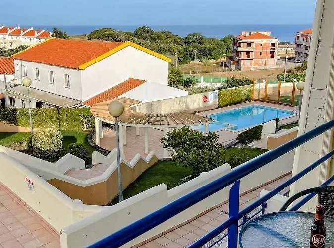 ホームステイ Peniche Master Bedroom With Sea View Balcony, Private Bathroom, Shared Kitchen, Swimming Pool, Surfing