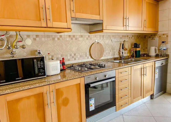 ホームステイ Peniche Master Bedroom With Sea View Balcony, Private Bathroom, Shared Kitchen, Swimming Pool, Surfing *