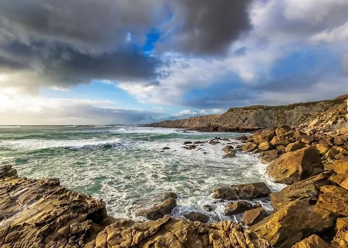 Peniche Master Bedroom With Sea View Balcony, Private Bathroom, Shared Kitchen, Swimming Pool, Surfing ホームステイ *