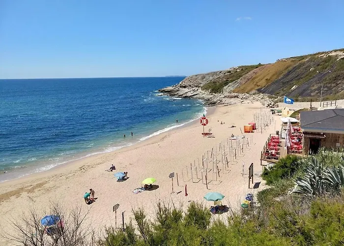 ホームステイ Peniche Master Bedroom With Sea View Balcony, Private Bathroom, Shared Kitchen, Swimming Pool, Surfing *