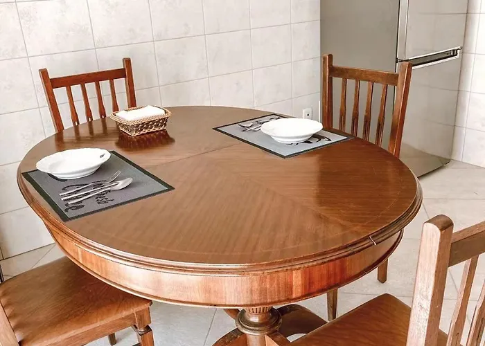 ホームステイ Peniche Master Bedroom With Sea View Balcony, Private Bathroom, Shared Kitchen, Swimming Pool, Surfing *